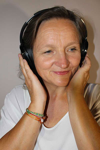 Bianca Jacobi listening with headphones